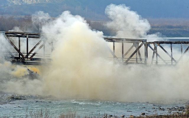 Most kolejowy w Skawcach wyleciał w powietrze