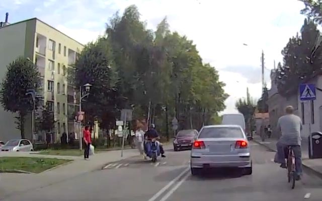 Motorowerzysta potrącił na przejściu pieszą. Wideo
