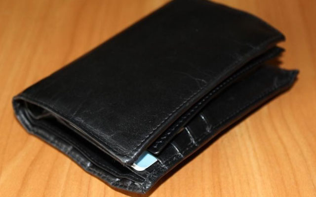 Uczciwy mieszkaniec znalazł portfel. Odniósł go na policję