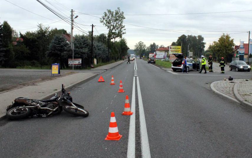 Wypadek motocyklisty w Tomicach. Ciężarówka na słupie w Wadowicach