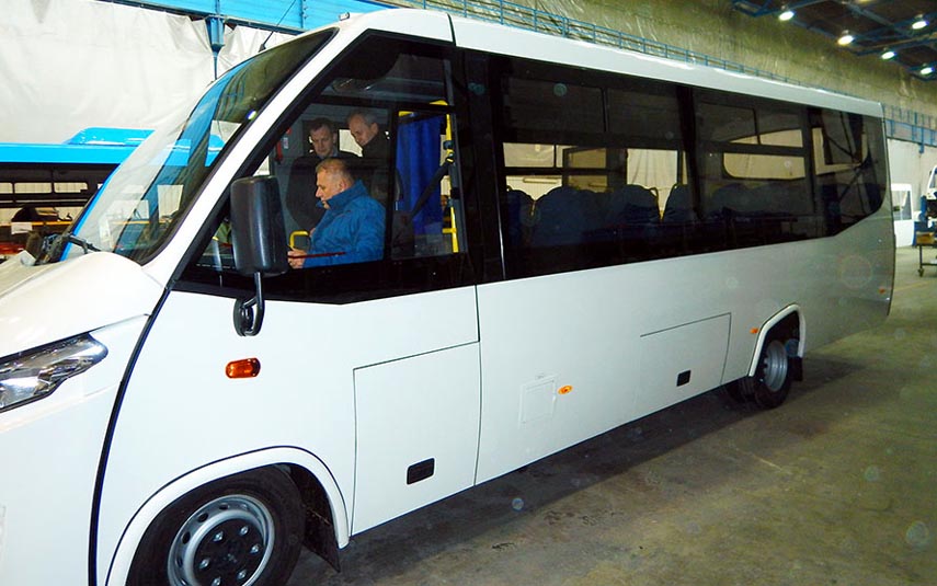 Burmistrz sprawdza w fabryce autobusy, jakie będa jeździć w Andrychowie