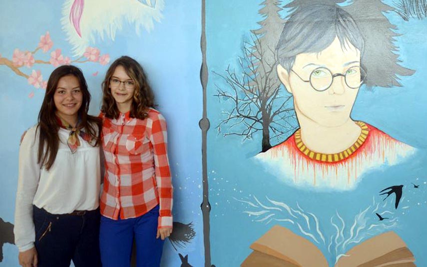 Harry Potter, Awatar i Alicja z Krainy Czarów na ścianach szkolnego korytarza