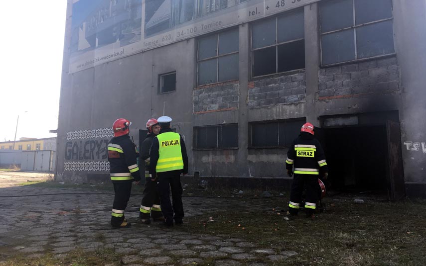 Kilka zastępów strażaków gasiło pożar w starej kotłowni