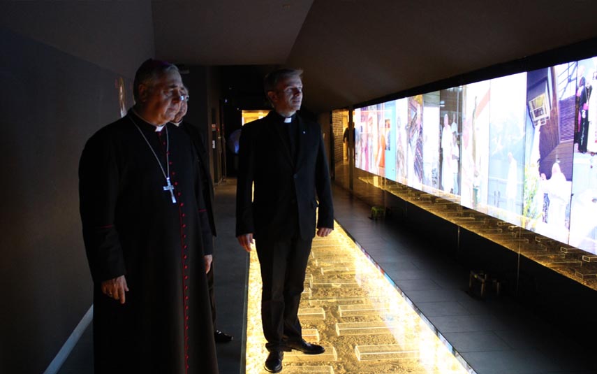 Nuncjusz apostolski w Polsce odwiedził papieskie muzeum