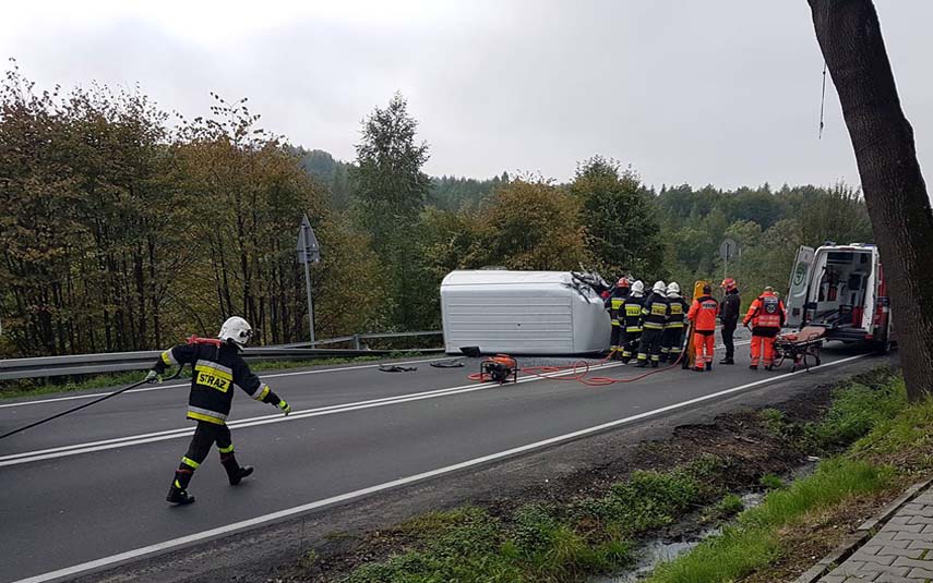 Poważny wypadek na wylotówce w Kalwarii. Zderzyły się dwa samochody dostawcze