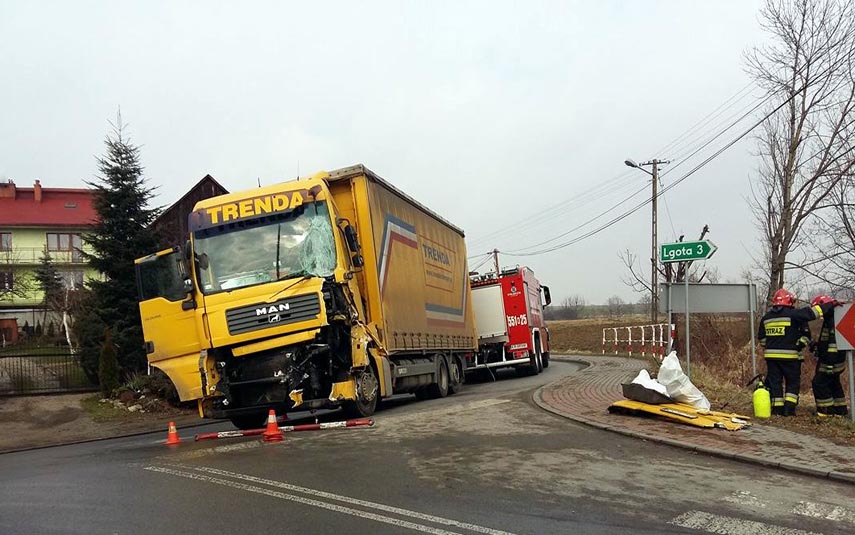 W Witanowicach na wąskiej drodze zderzyły się dwie ciężarówki
