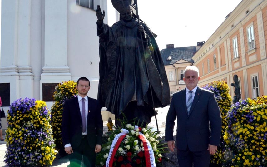 Wojewoda ze starostą w imieniu Beaty Szydło złożyli kwiaty pod papieskim pomnikiem