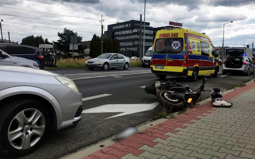 Zderzenie motocykla z osobówką na wadowickiej obwodnicy. Motocyklista trafił do szpitala