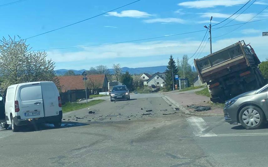 Zderzenie ciężarówki z dostawczakiem na ruchliwym skrzyżowaniu w Witanowicach