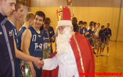 Święty Mikołaj odwiedził koszykarzy
