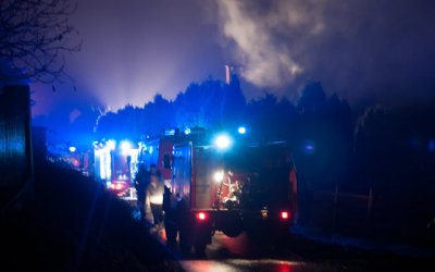 Ogień na dachu gasiło osiem zastępów straży