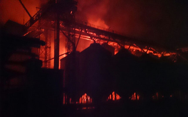 Potężny pożar w wytwórni pasz w Spytkowicach