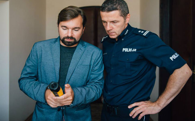Burmistrz Klinowski sprezentował policji dwa alkomaty