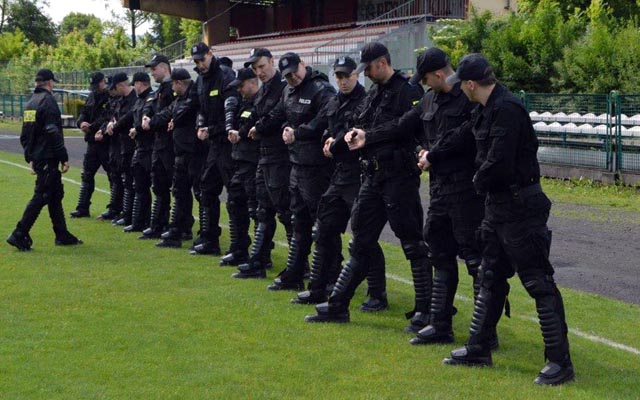 Policjanci ćwiczyli obronę przed stadionowymi chuliganami