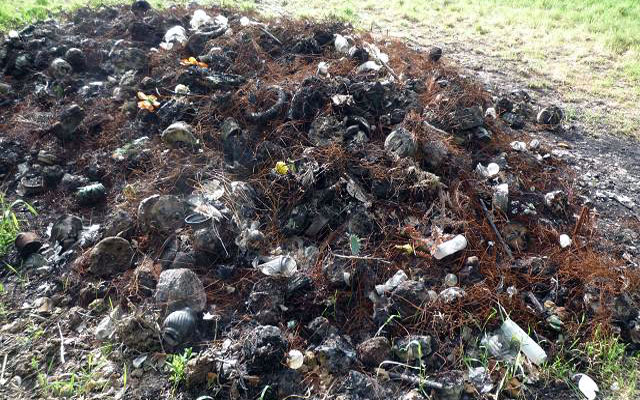 Trzy dzikie wysypiska w Choczni. Kto wyrzuca śmieci z cmentarza?