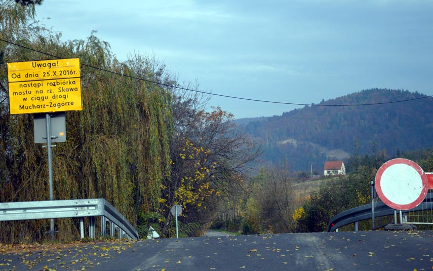 Likwidują drogę Mucharz - Zagórze i most. Wideo z przejazdu