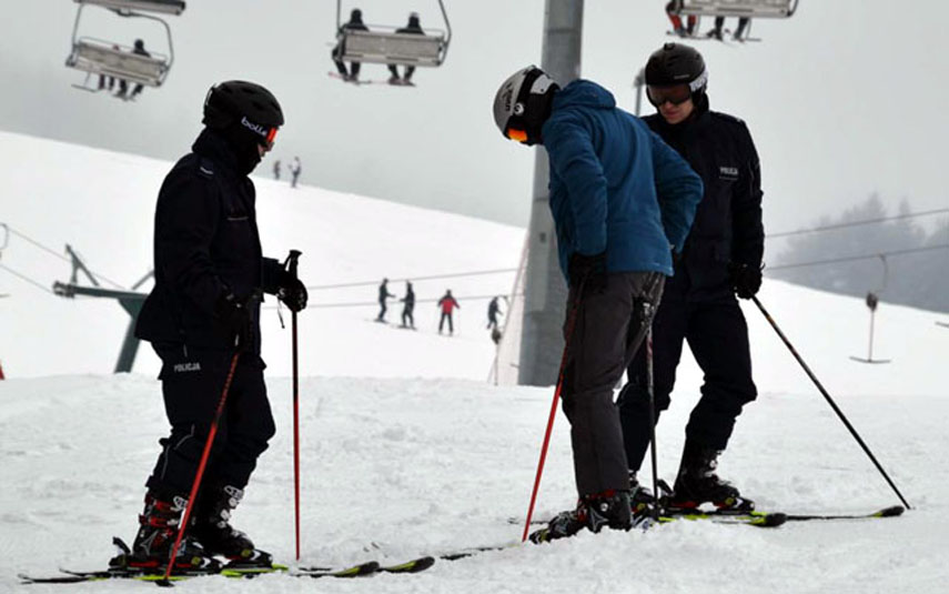 Policja patroluje otwarte po przerwie stoki narciarskie