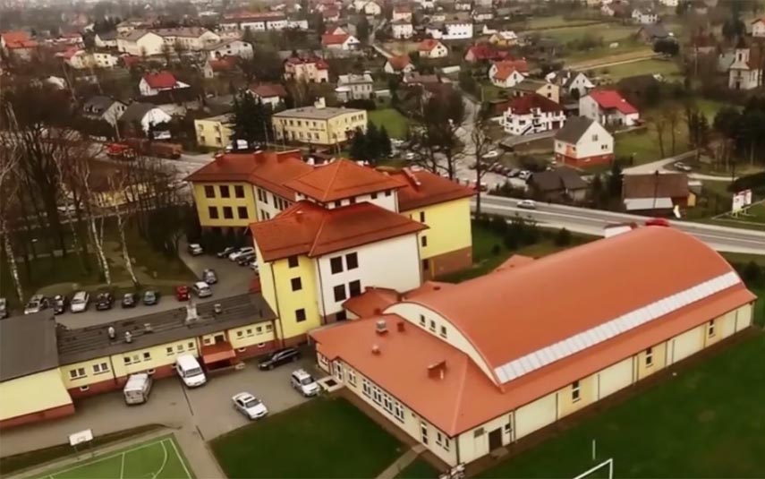 Budynek gimnazjum w Tomicach nie zniknie z szkolnej mapy