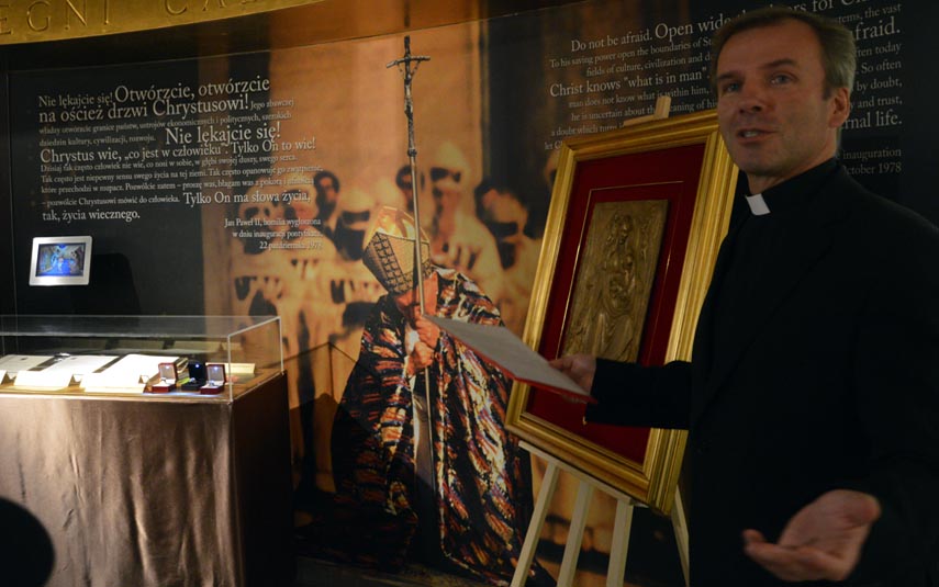 Dary papieża Benedykta XVI można już obejrzeć w papieskim muzeum