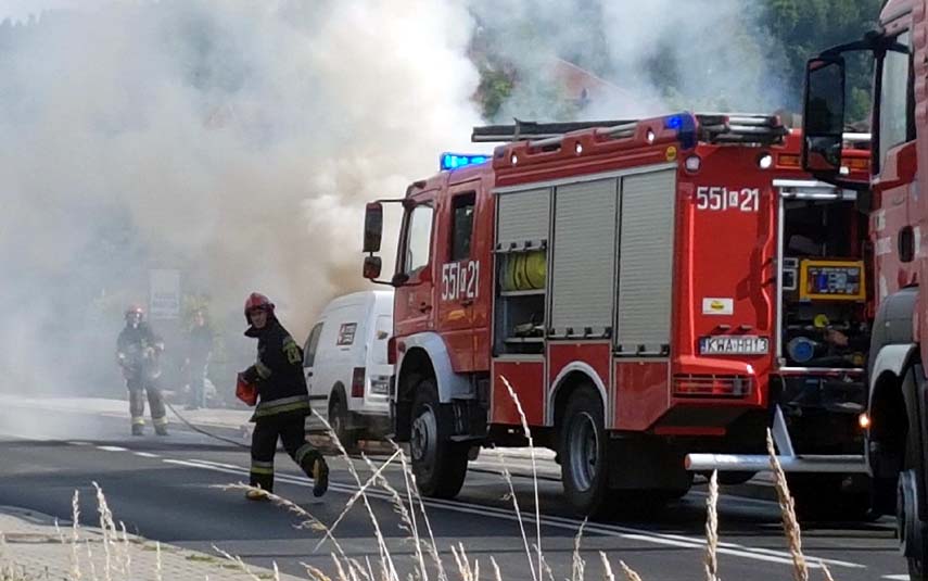Dostawczak w ogniu na ulicy Zegadłowicza 