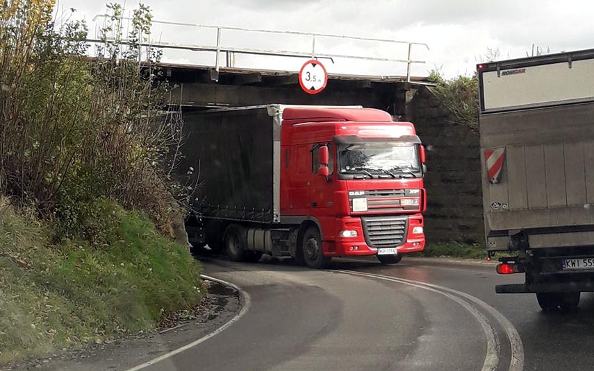 Kolejny kierowca ciężarówki zablokował krajówkę