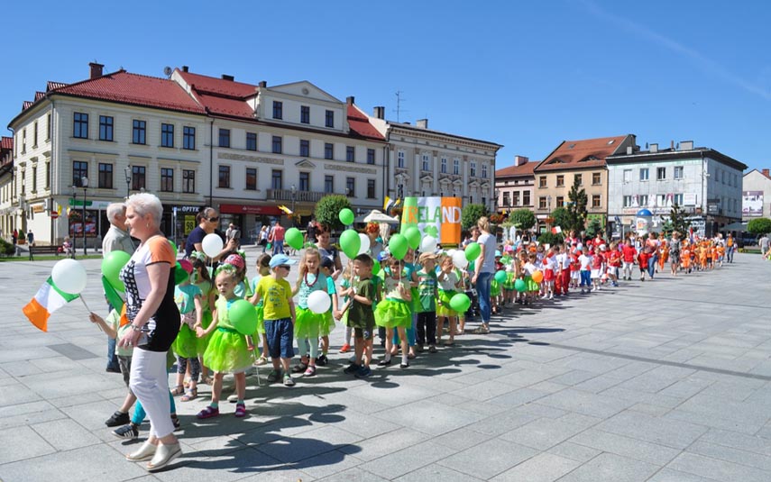 Kolumna  przedszkolaków przemaszerowała ulicami Wadowic