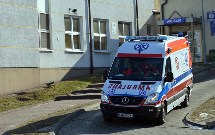 Osobówka potrąciłą pieszą na krajówce w Kleczy. 81-latka trafiła do szpitala