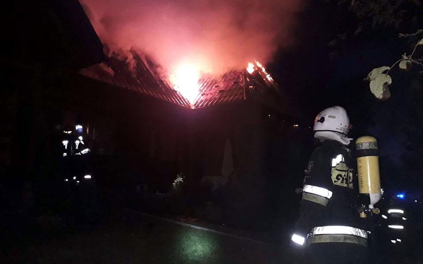 Potężny pożar domu w Marcyporębie. Zapaliła się sadza w kominie