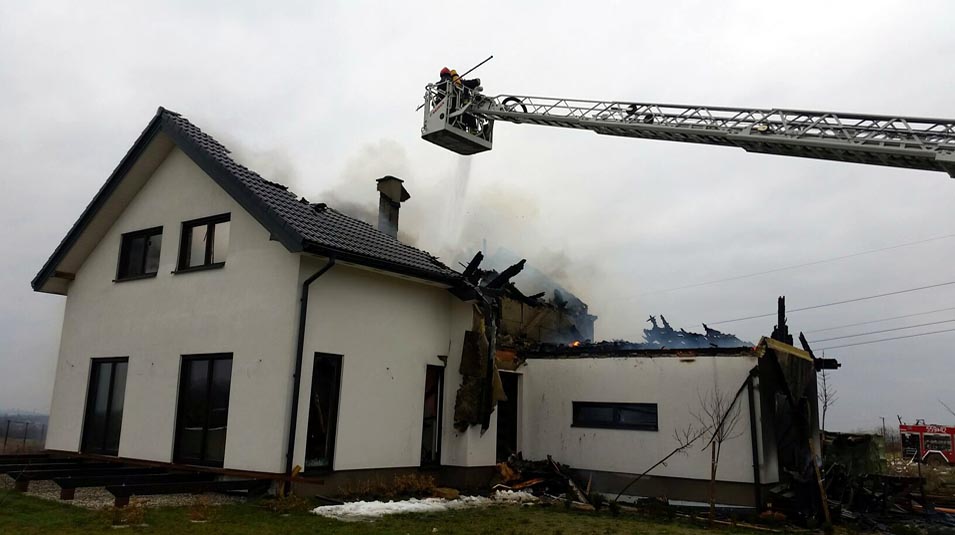 Pożar domu w Leńczach. Piętnaście zastępów strażaków w akcji