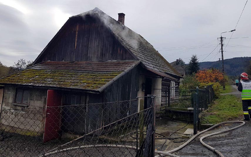 Pożar drewnianego domu w Sułkowicach. Ewakuowano mieszkańca