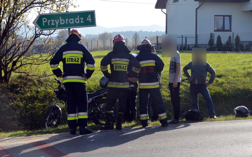 Zderzenie motocyklisty z osobówką pod szkołą w Frydrychowicach