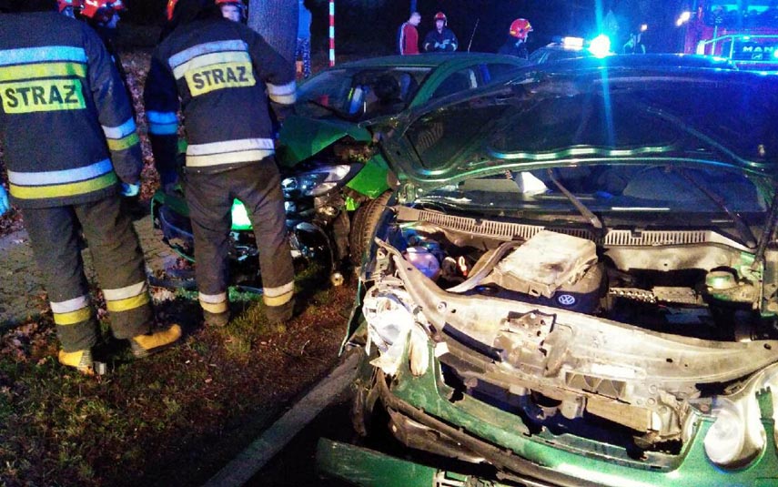 Zderzenie w Barwałdzie. Dwa rozbite auta, pasażerka w szpitalu