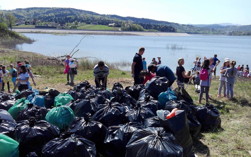 Kilkadziesiąt worków śmieci uzbierano na brzegach Zbiornika Świnna Poręba