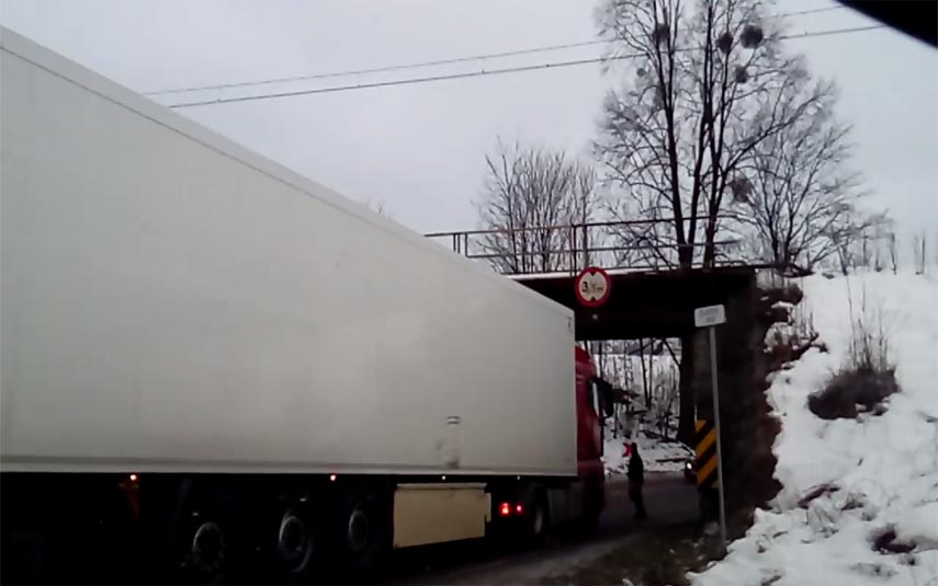 Pod wiaduktem w Kleczy mieszczą się wysokie na 4 metry ciężarówki (WIDEO)