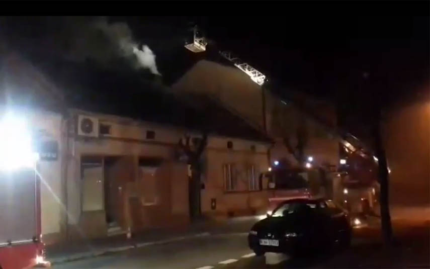 Pożar sadzy w kominie w centrum Wadowic. Strażacy apelują o ostrożność