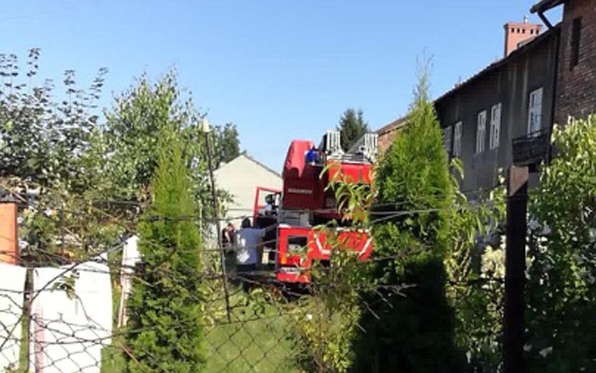 Pożar w kamienicy przy ulicy Lwowskiej. Interweniowały cztery zastępy strażaków.