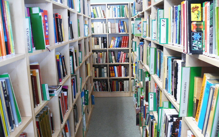 Tysiące książek naukowych w zasięgu ręki! Biblioteka „uwalnia” swoje zasoby