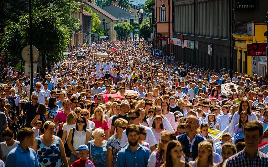 Tysiące wiernych przeszło ulicami Wadowic w procesji Bożego Ciała
