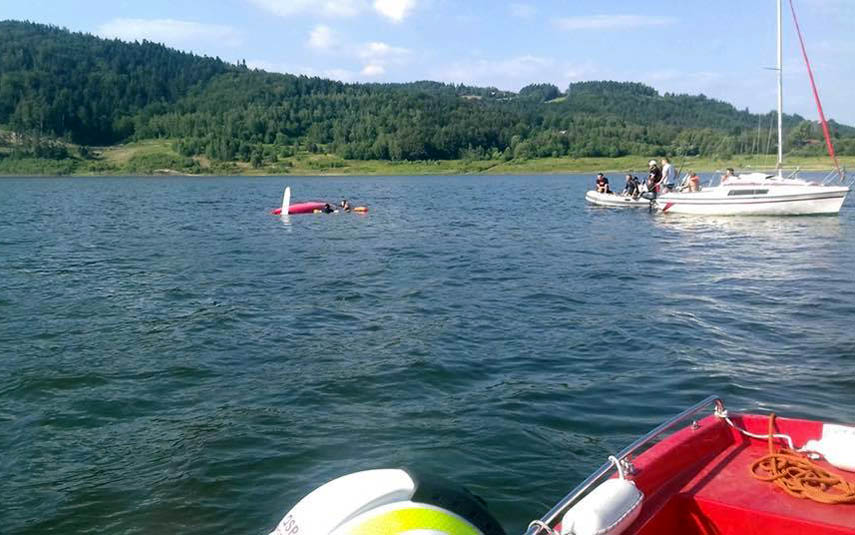 Wywrotka łódki na Jeziorze Mucharskim. Pomogli ratownicy mający ćwiczenia