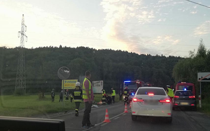 Zderzenie motocykla z osobówką w Jaroszowicach. Poszkodowany motocylista z pasażerką