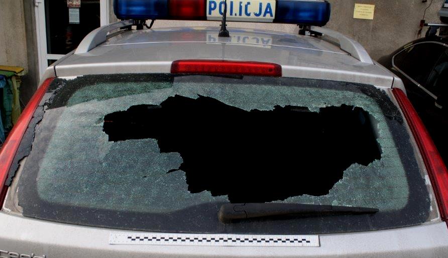 30-latek zdewastował policyjny radiowóz. Grozi mu 5 lat więzienia