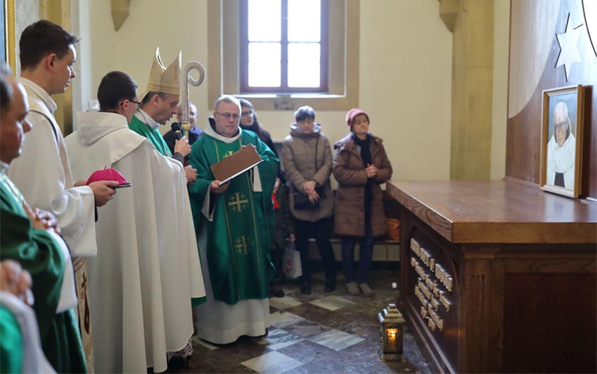 Biskup Roman Pindel pobłogosławił na Karmelu sarkofag ojca Rudolfa Warzechy