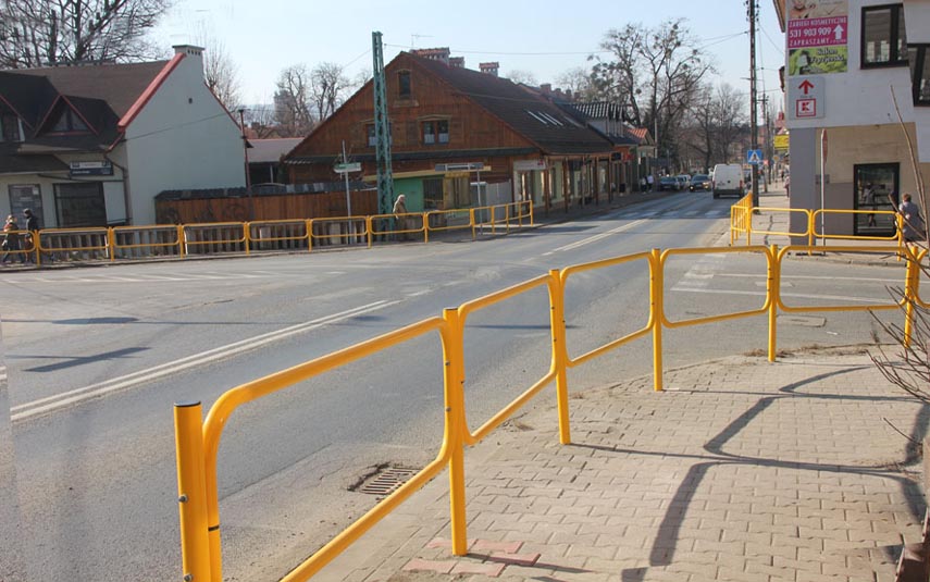 Główna ulica Andrychowa z nowymi barierkami. Będzie bezpieczniej?