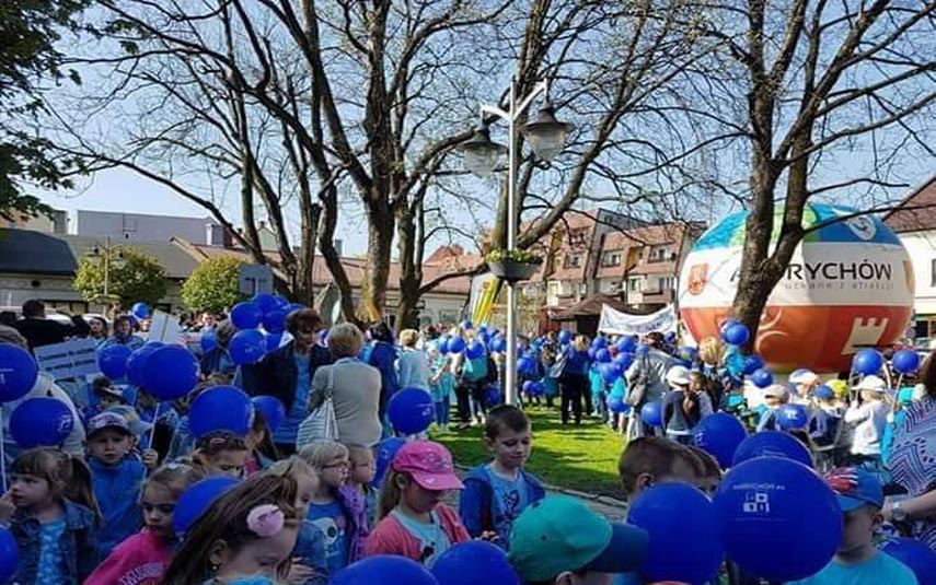 Niebieski marsz przejdzie ulicami Andrychowa. To akt solidarności z osobami autystycznymi