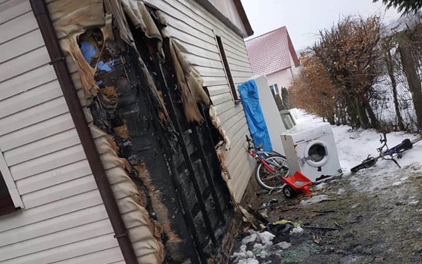 Przez rozgrzany popiół wyrzucony do śmieci mógł spłonąć dom
