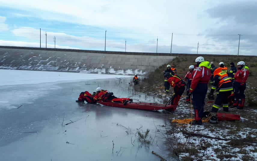 Strażacy na skutym lodem Jeziorze Mucharskim ćwiczyli ratownictwo