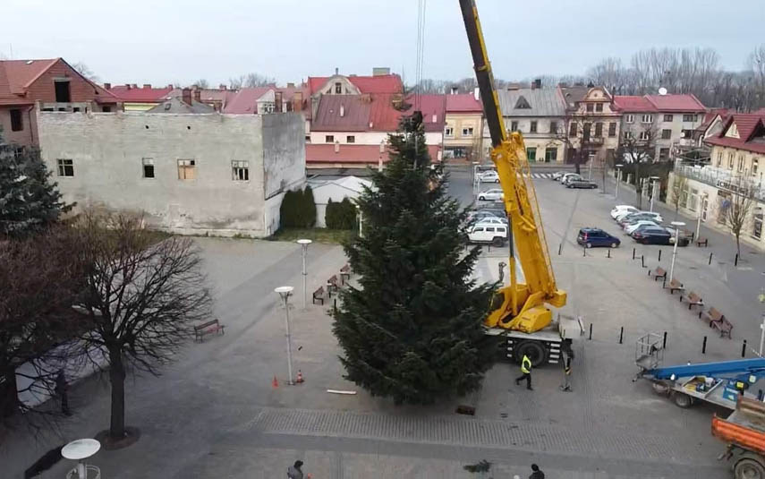 W centrum Andrychowa też już stanęła tegoroczna  choinka bożonarodzeniowa