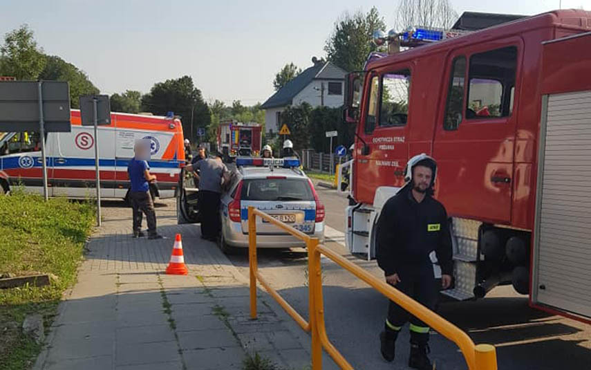 Zderzenie motocykla z osobówką na krajówce w Brodach