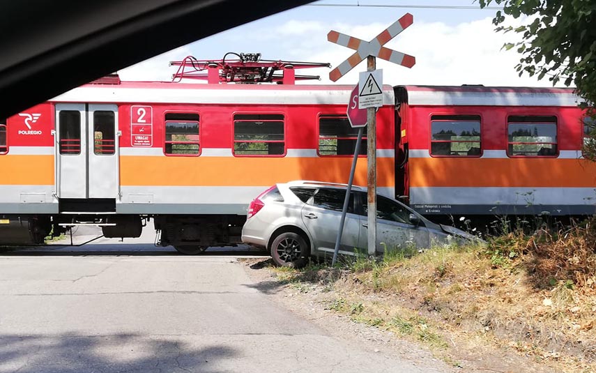 Zderzenie osobówki z pociągiem w Barwałdzie