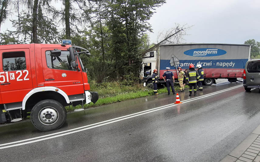 Zderzenie w Witanowicach. Kierowca jednej z ciężarówek wjechał w drzewo